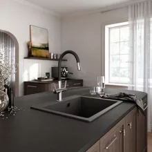 Ferro Filtrata álló konyhai csaptelep vízszűrő-csatlakozással és forgatható kifolyóval, fekete/króm kivitelben.