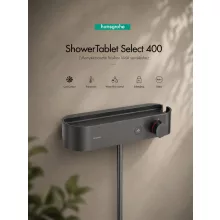Hansgrohe ShowerTablet Select 400 zuhanytermosztát praktikus tárolófelülettel és szálcsiszolt fekete króm felülettel.