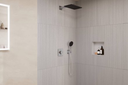 Hansgrohe Raindance Alive Q 1 funkciós zuhanyrendszer szett ShowerSelect Comfort E termosztáttal, króm 24620000
