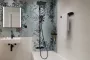 Hansgrohe Activera Q zuhanyrendszer modern matt fekete kialakítással és kádtöltő termosztáttal.
