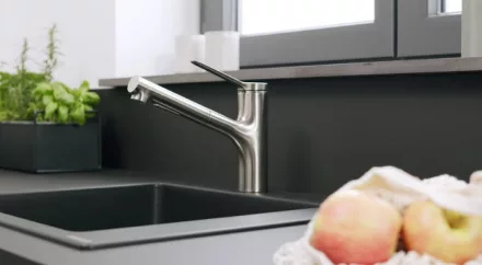 Hansgrohe Zesis M33 konyhai csaptelep 140, kihúzható fejjel és sBox light, rozsdamentes acél hatású 74803800