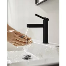   Hansgrohe Finoris egykaros mosdócsaptelep 100, push-open lefolyógarnitúrával matt fekete 76010670