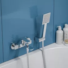Invena Rikia falon kívüli egykaros kádcsaptelep zuhanyváltóval, króm kivitelben.