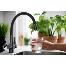 Invena Glamour vízszűrős konyhai csaptelep rugalmas kifolyóval és ivóvízszűrővel fekete kivitelben