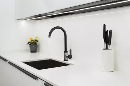 Invena Trend Inox konyhai csaptelep forgatható kifolyóval, matt fekete és rozsdamentes acél hatású kivitelben