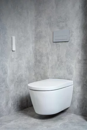 Jika Mila bidéfunkciós fali WC falra szerelve, fűtött ülőkével és távirányítóval.