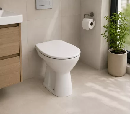 Jika Lyra Plus alsó kifolyású, lapos öblítésű álló kerámia WC csésze.