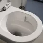 Laufen Pro X kompakt csendes öblítésű fali kerámia WC csésze lassan záródó Duroplast ülőkével, fehér kivitelben.