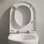 Laufen Pro X csendes öblítésű fali kerámia WC csésze LCC bevonattal és Duroplast ülőkével, fehér kivitelben.
