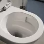 Laufen Pro X kompakt csendes öblítésű fali kerámia WC csésze lassan záródó Duroplast ülőkével, matt fehér kivitelben.