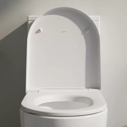 Laufen Pro X levehető Duroplast WC ülőke Soft Close mechanizmussal és króm zsanérokkal, matt fehér kivitelben.