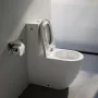 Laufen Pro X levehető Duroplast WC ülőke Soft Close mechanizmussal és króm zsanérokkal, matt fehér kivitelben.