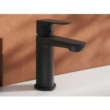 Álló kivitelű fekete mosdócsaptelep modern fürdőszobai megjelenéssel.