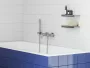 Fali kivitelű fényes króm kádcsaptelep komplett zuhanyszettel modern fürdőszobákhoz.