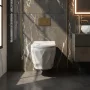 Rea Gustavo Rimless fali kerámia WC csésze ülőkével és faragott dizájnnal, fehér kivitelben
