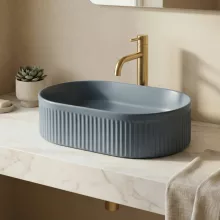 Rea Vanda 50 pultra tehető kerámia mosdótál barázdált felülettel, matt blueberry kivitelben.