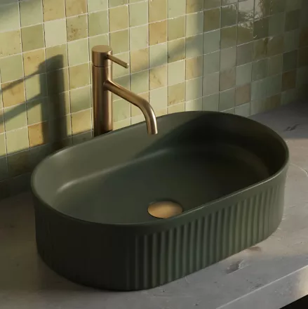 Rea Vanda 50 pultra tehető kerámia mosdó barázdált felülettel, matt zöld kivitelben.
