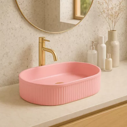 Rea Vanda 50 pultra tehető kerámia mosdó barázdált felülettel, matt bubble gum kivitelben.