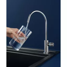 Roca Aquafy csaptelep szűrt víz funkcióval, modern konyhai használatra.