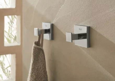 Roca Hotels szögletes fém akasztó rögzítővel, króm A817601C00