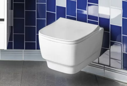 Sapho Bello falsík alatti WC szett perem nélküli fehér WC csészével és fehér/króm nyomólappal.