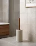 Sapho Craft álló WC kefe tartó akác és bézs színkombinációban.