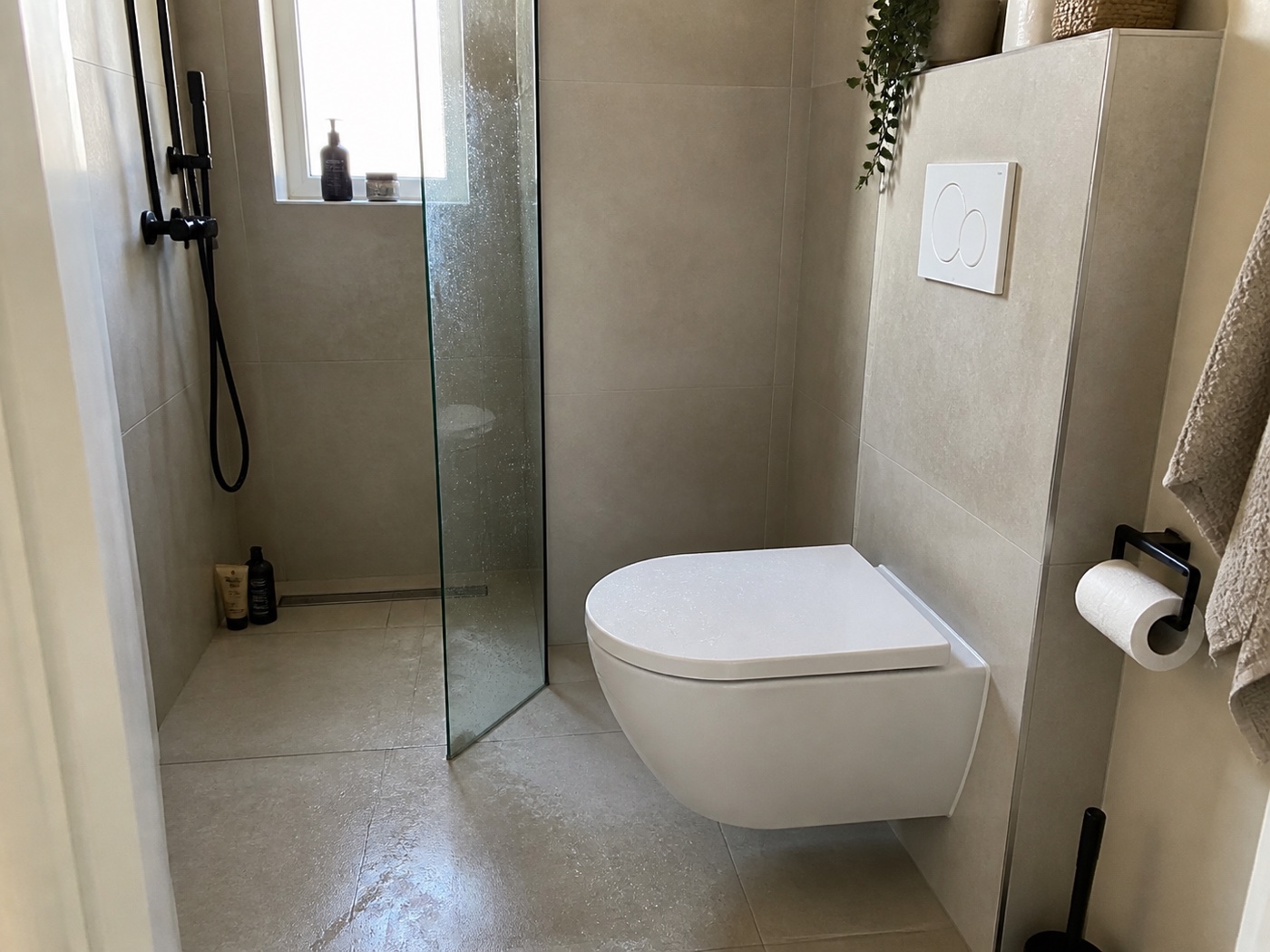 Walk-in zuhany kis fürdőszobában WC közelében